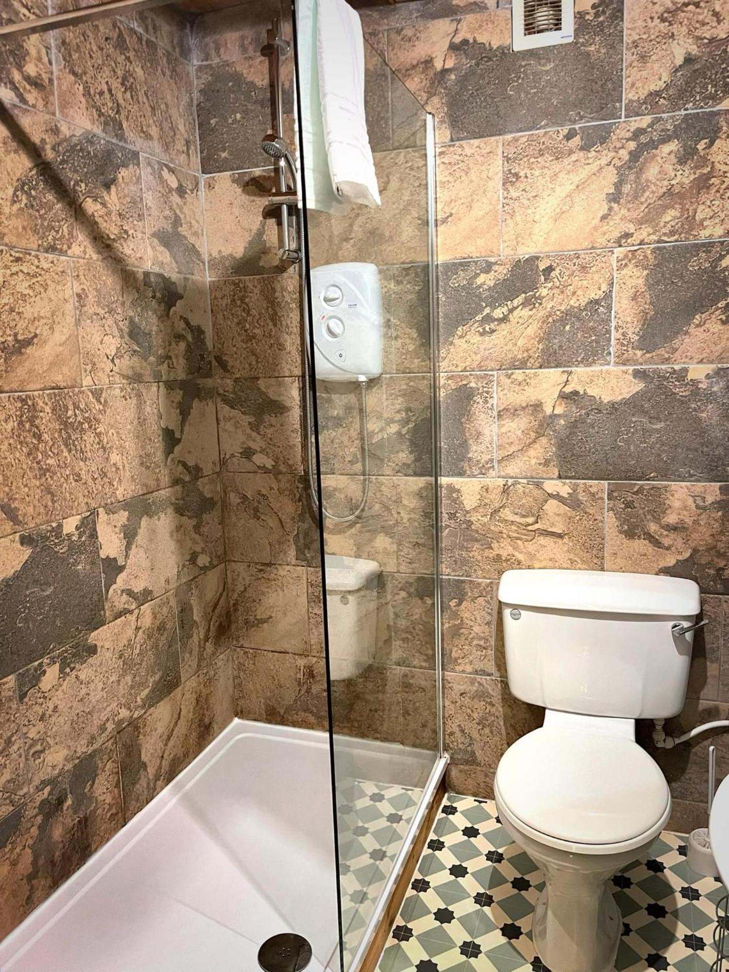 Goldcrest 3-hot Tub-woodland Lodges-carmarthenshire-tenby Lodge *