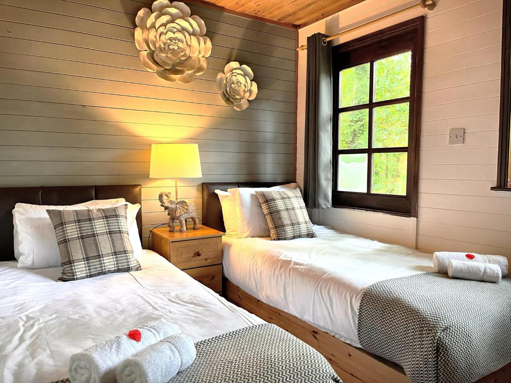 Goldcrest 3-hot Tub-woodland Lodges-carmarthenshire-tenby *