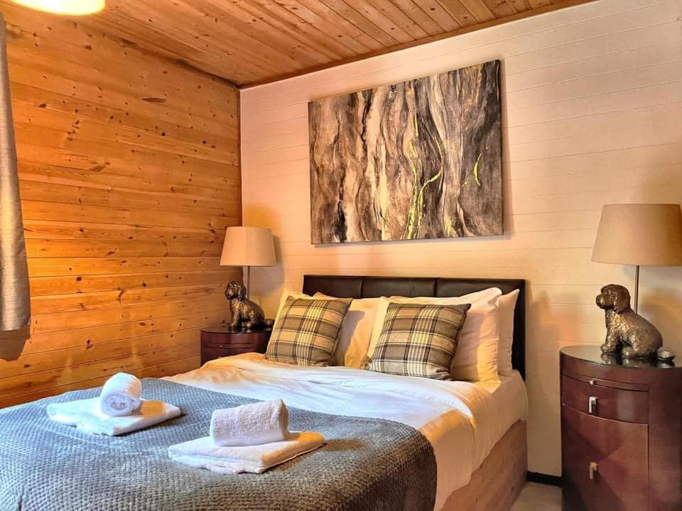 Goldcrest 3-hot Tub-woodland Lodges-carmarthenshire-tenby Lodge